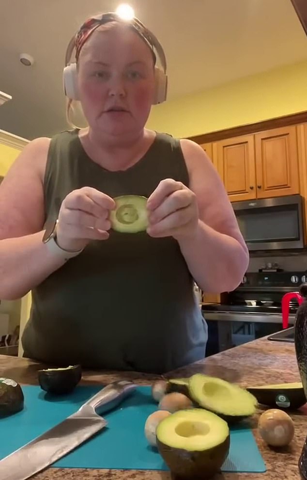 Thousands of people are shocked after discovering that avocado pits can be removed without a knife by pressing on the back, causing it to pop out