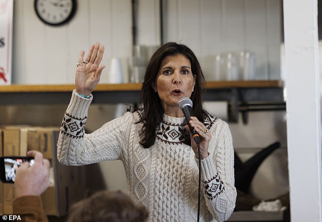 Republican presidential candidate Nikki Haley (left), with New Hampshire Governor Chris Sununu (right), informs attendees at a campaign event at Brown's Lobster Pound in Seabrook, New Hampshire that Florida Governor Ron DeSantis has dropped out of the presidential race