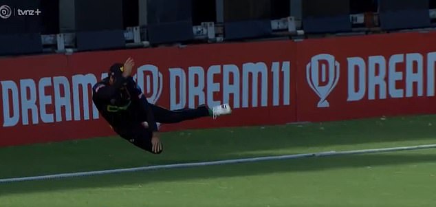 Troy Johnson and Nick Kelly pulled off an astonishing combo catch in the NZ BBL