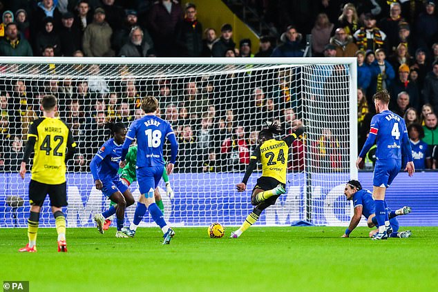 Tom Dele-Bashiru scored an injury-time winner to send Watford into the fourth round of the FA Cup