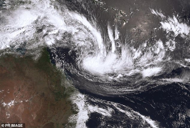 A cyclone warning is in effect for the areas between Ayr and Mackay (photo, satellite image)