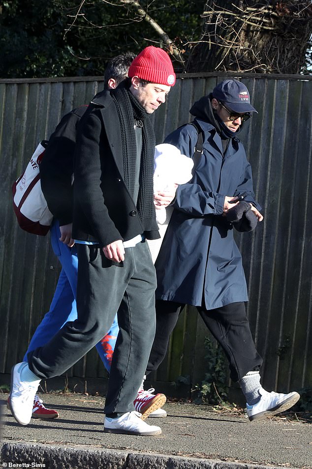 Harry slung an £85 Pleasing tote bag over his shoulder as Harry and two friends left the lake