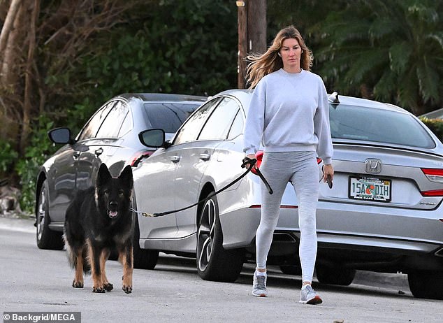 The former Victoria's Secret Angel, 43, wore light gray leggings and a lighter gray sweatshirt and looked at her phone.  Tom Brady's ex-wife wore her long, highlighted hair in soft waves while wearing light makeup