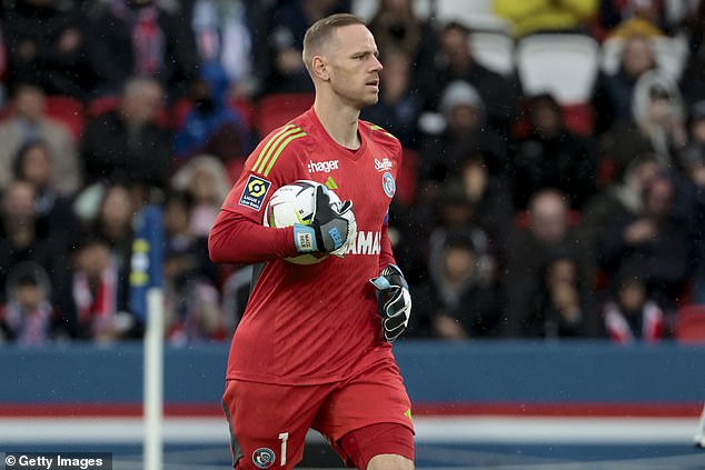 The goalkeeper, who has six caps for his country, returns to England after previously playing for Newcastle for two years between 2016 and 2018.