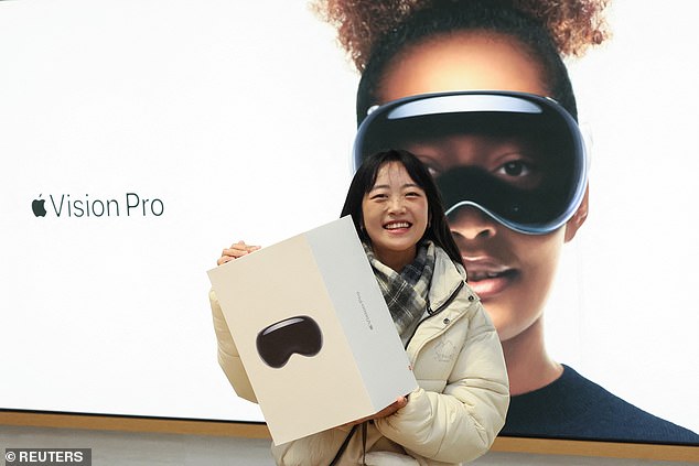 Customers were thrilled after purchasing the new Vision Pro at the Apple Fifth Avenue store in Manhattan