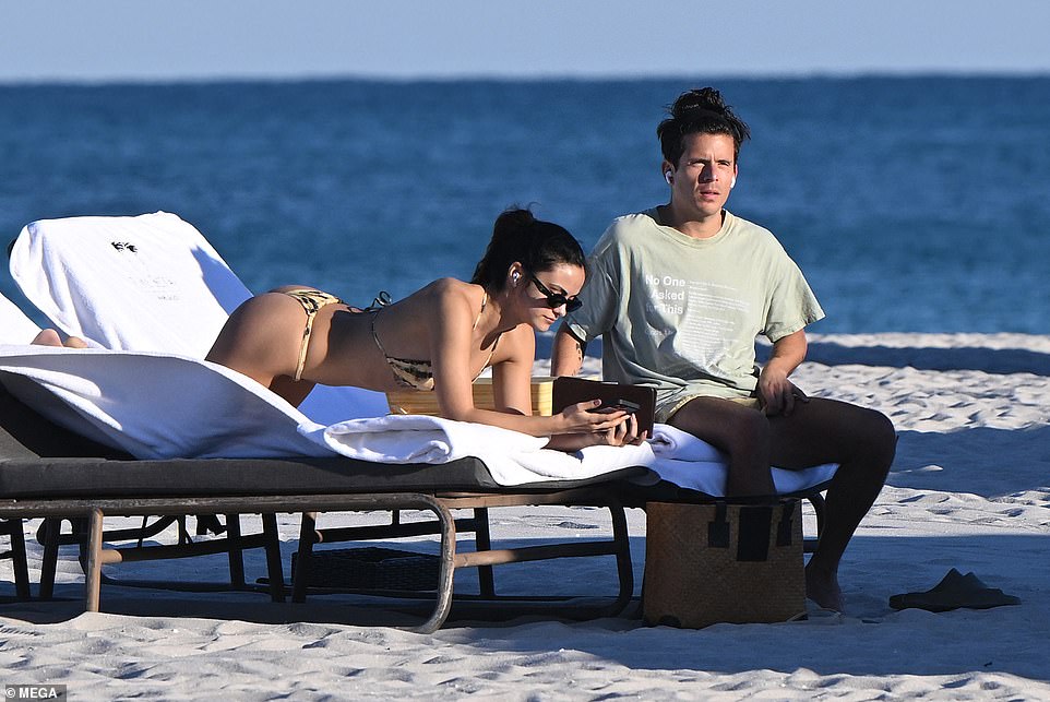 As she enjoyed the beach from her lounge chair, 31-year-old Mancuso remained seated while wearing a green T-shirt and yellow shorts.