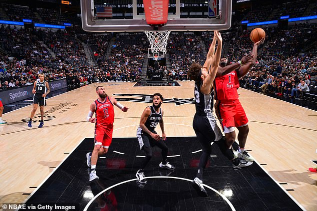 Williamson hit a game-winning layup against the Spurs and finished the game with 33 points