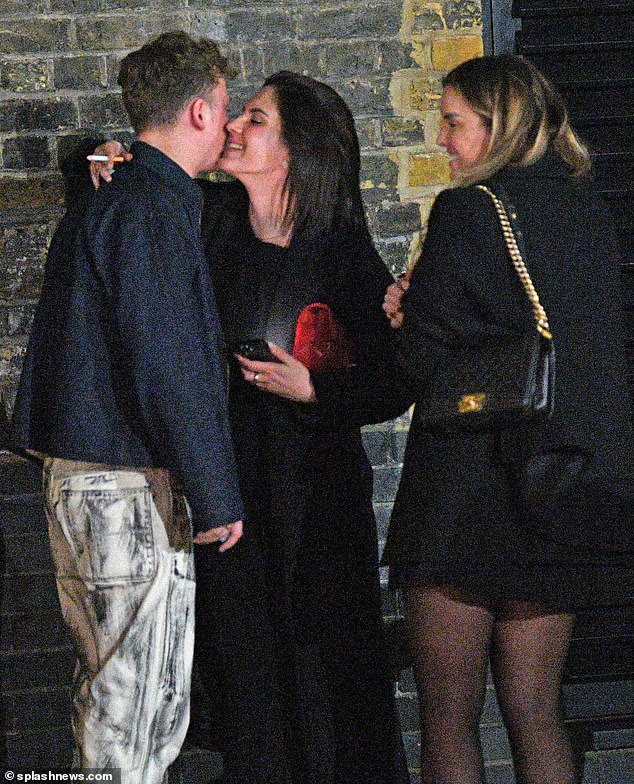 She kissed the British singer back during their very pleasant conversation