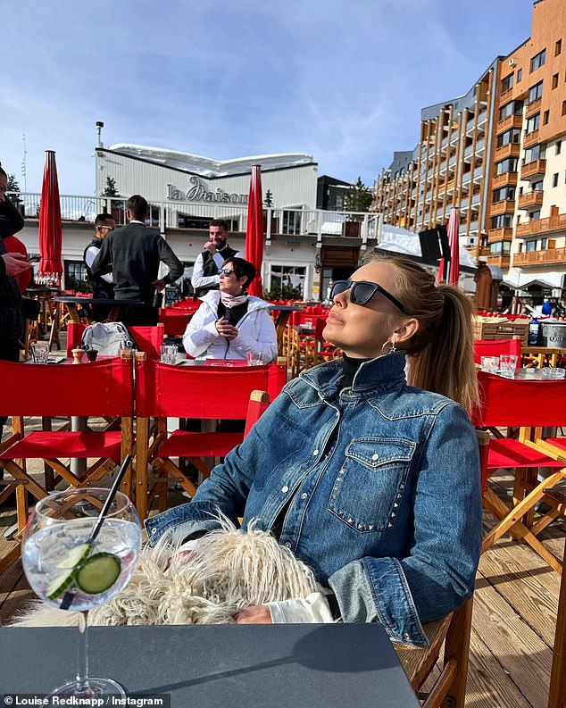 As well as being on the slopes, Louise also relaxed with a large gin and tonic as the star soaked up the winter sun in a stylish denim jacket