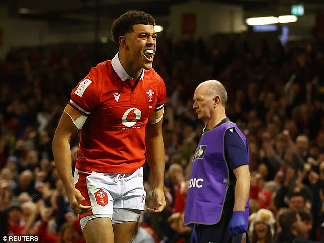 Rio Dyer scored Wales' second try as they lifted the roof of the Principality Stadium