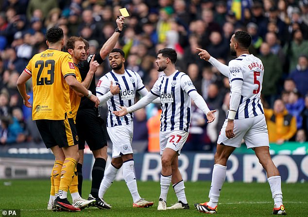 Players who argue with the referees should spend 10 minutes on the sidelines in the sin bin