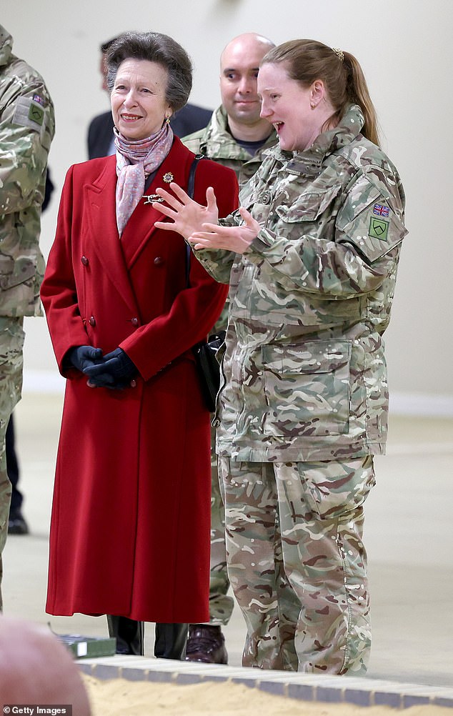 Anne shares a joke with soldiers during a demonstration in the covered training area of ​​St. George's Barracks