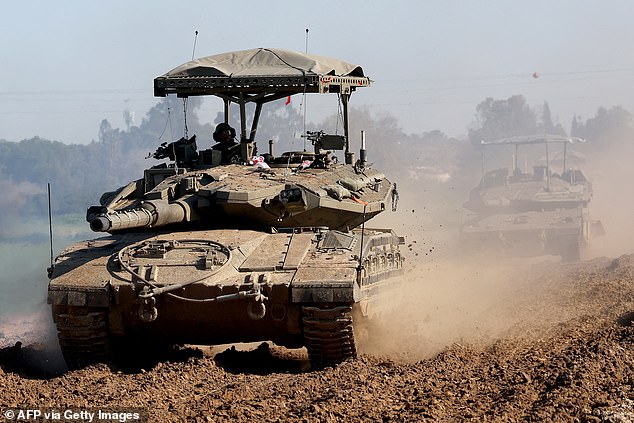 Hamas proposed three phases of 45-day releases, starting with all women, male citizens under the age of 19, the elderly and the sick in exchange for some Palestinian prisoners.  In the photo: Israeli army battle tanks in southern Israel today