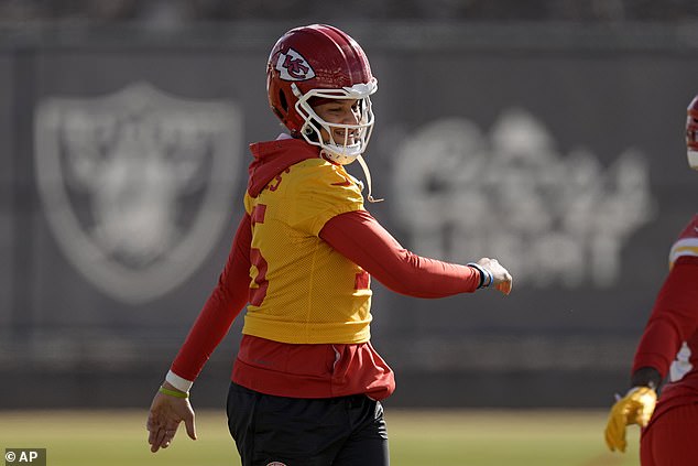 Kansas City quarterback Patrick Mahomes warms up during his team's final session