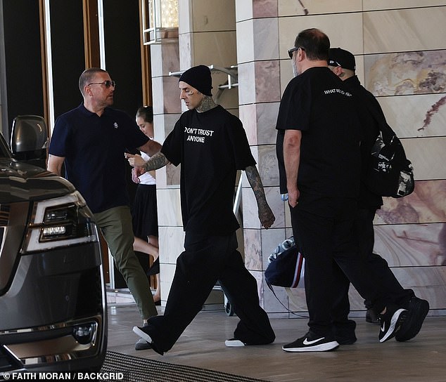 The musician wore a black baggy T-shirt with the text 'Don't Trust Nobody', paired with saggy black trousers that dragged on the ground.