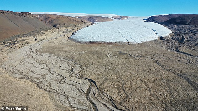 Proglacial area of ​​Fan Glacier, Qaanaaq, Northwest Greenland with braided proglacial flow