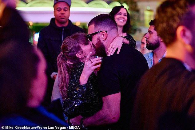 The singer and tight end packed on the PDA at the Chef's Super Bowl afterparty