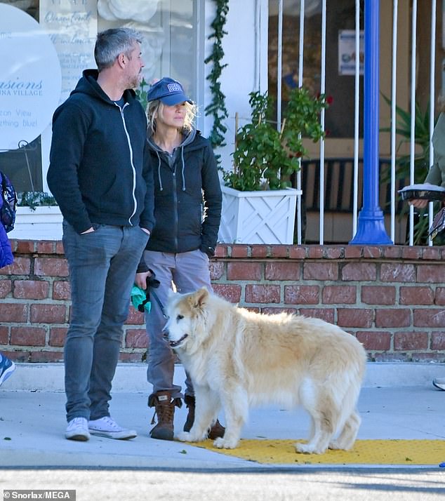 Renee looked casual in a blue hoodie and gray sweatpants, teamed with a baseball cap as she stepped out