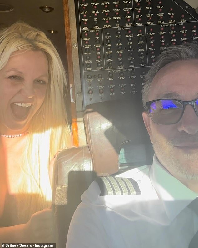 Spears shared a few posts detailing the carefree time she had during her flight, even trying on the pilot's goggles at one point.