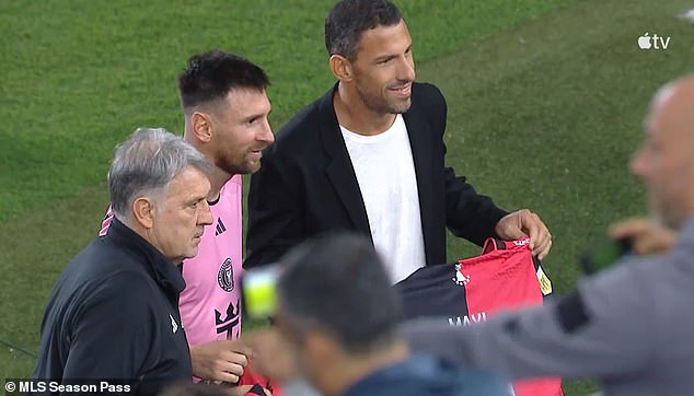 He, Tata Martino and Maxi Rodriguez held up Newell's shirts in a photo before the game