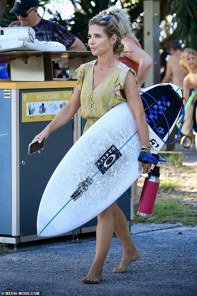 Barefoot, Elsa wore Ray-Ban sunglasses and appeared makeup-free