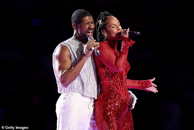 Usher performed a special rendition of his hit 'My Boo' with New York City singer Alicia Keys to loud cheers