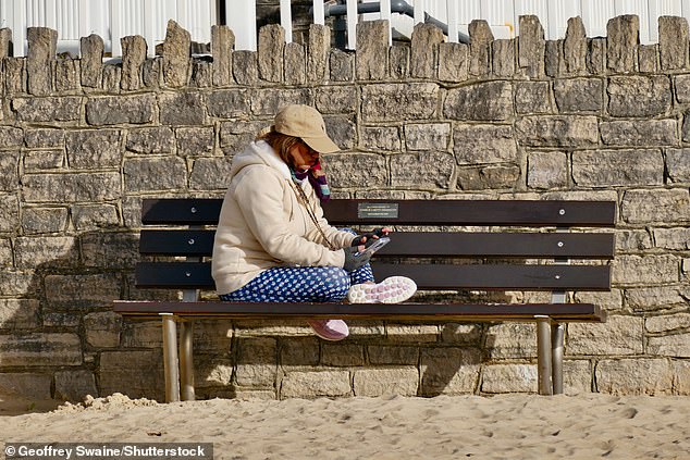 Great Britain: In the hot, record-breaking month of February, people took to the streets in hats and sunglasses