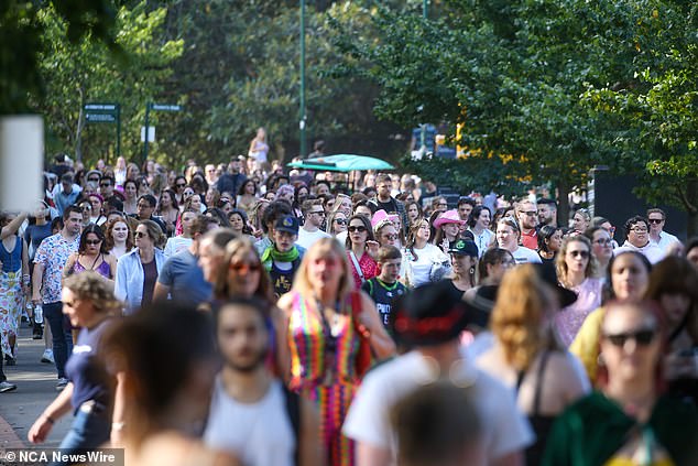 In addition to the huge crowds in the venue, enthusiastic fans who were unable to obtain the coveted tickets gathered outside the MCG (photo: fans arriving for the concert)