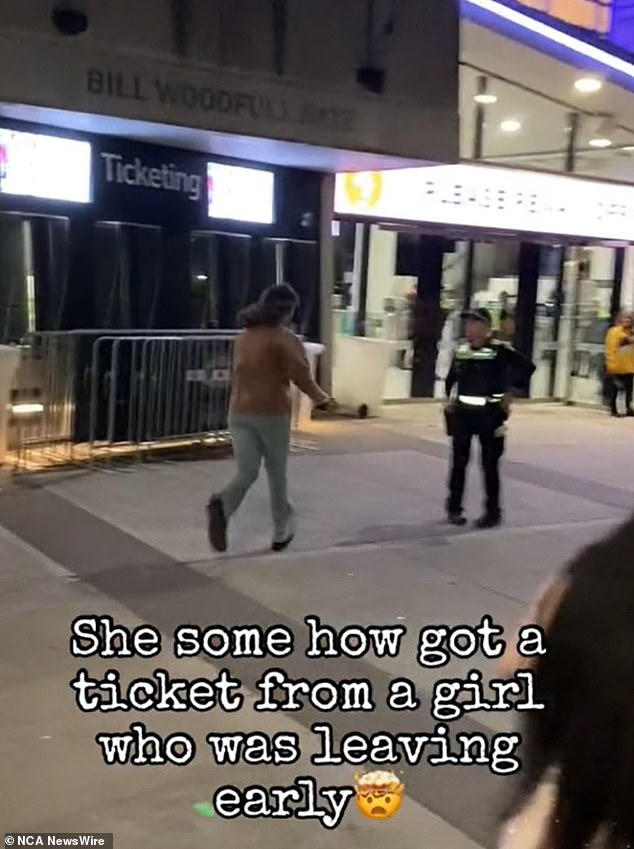 Swftie's act of kindness for diehard fan.  Image: TikTok