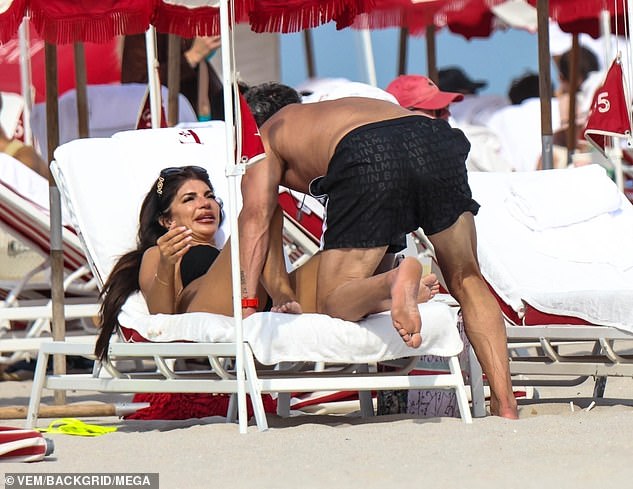 1708313462 464 Teresa Giudice wows in bikini as she pours on the