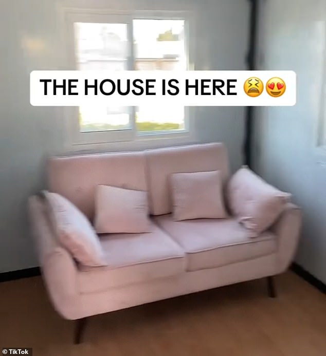 In the bedroom there was a second sofa (photo) that he had received for free, in light pink