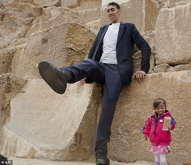 Kosen and Amge posed next to the pyramids, with Kosen leaning against the monument while Amge held her phone and apparently took a selfie