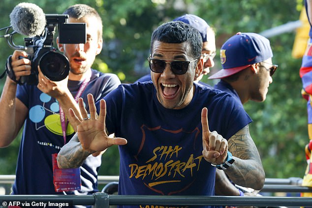 Dani Alves won no fewer than six trophies in 2009