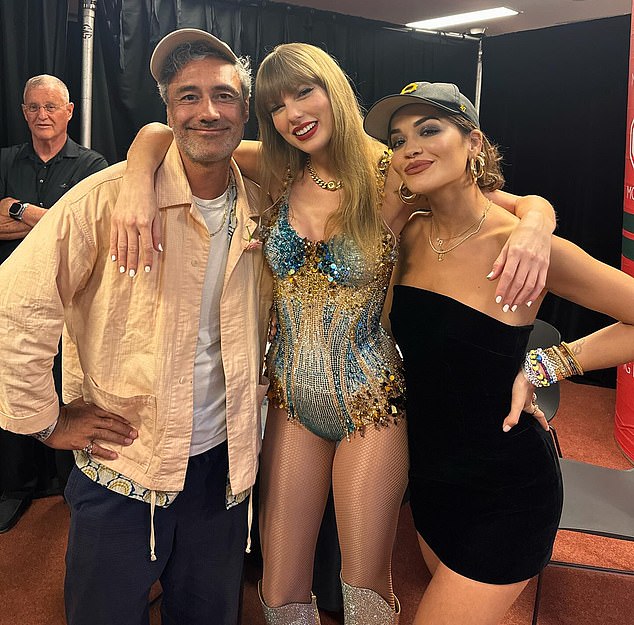 Rita and her husband, Taika Waititi, had their photo taken backstage with a sequin-clad Taylor