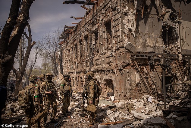 Ukrainian soldiers walk among the rubble after a Russian missile attack in Kharkov: a powerful symbol of the Russian threat to Europe