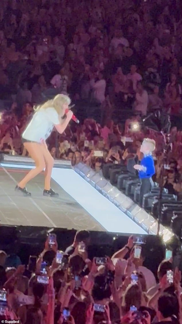 On the same night, a happy Swiftie shared an adorable moment with his idol during the show.  Taylor has established a tradition of giving a signed hat to a lucky fan in the crowd while she sings her song, 22