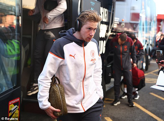 Football - Premier League - AFC Bournemouth v Manchester City - Vitality Stadium, Bournemouth, Great Britain - February 24, 2024 Manchester City's Kevin De Bruyne arrives at the ground before the match REUTERS / Peter Nicholls NO USE WITH UNAUTHORIZED AUDIO, VIDEO, DATA, FIXTURE FRAMES, CLUB/LEAGUE LOGO'S OR 'LIVE' SERVICES.  ONLINE USE IN THE CONTEST LIMITED TO 45 IMAGES, NO VIDEO EMULATION.  NO USE IN ANY BETTINGS, GAMES OR PUBLICATIONS FOR ANY CLUB/LEAGUE/PLAYER.