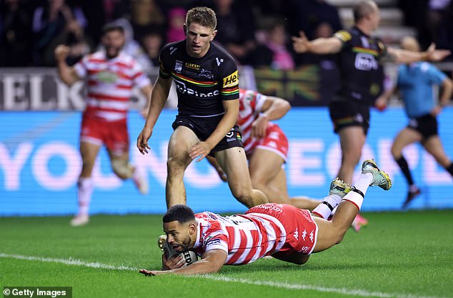 Wigan secured a record-equalling fifth title with the thrilling 16-12 win