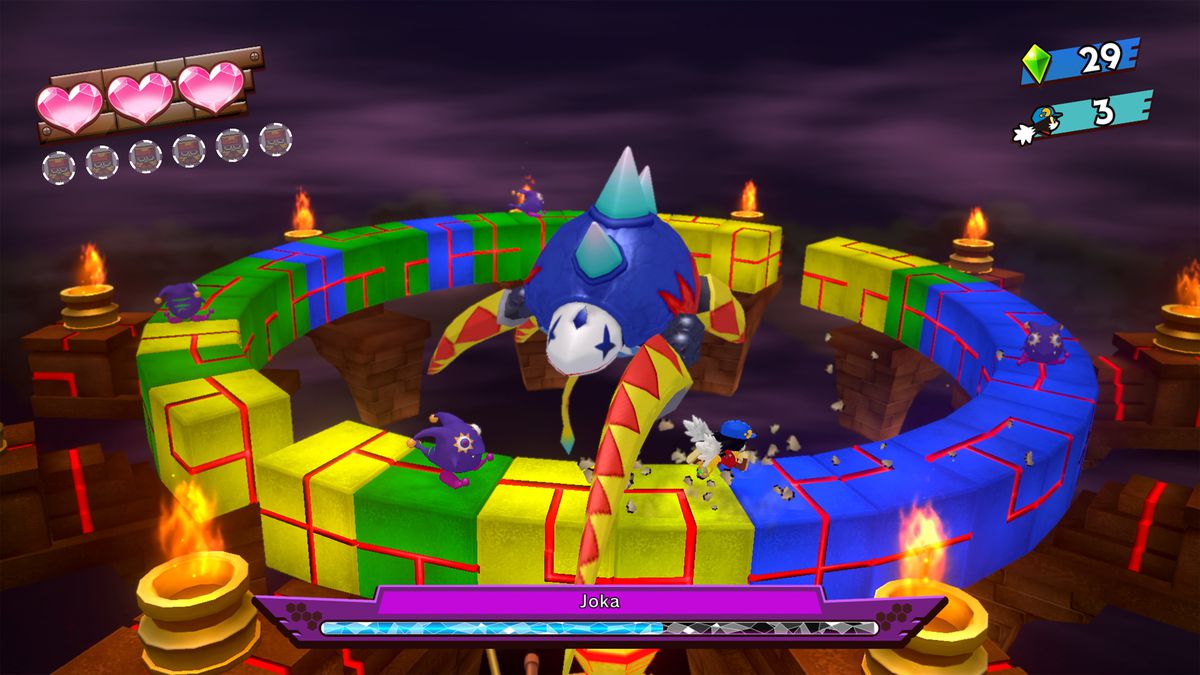 Klonoa runs around a ring-shaped level trying to avoid a boss' swipe attack, in a screenshot from Klonoa Phantasy Reveries Series