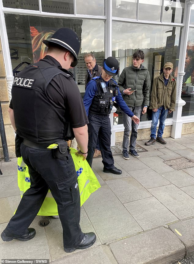 The incident was reminiscent of the 2007 comedy film Hot Fuzz, which features an iconic scene in which police officers pick up a swan.