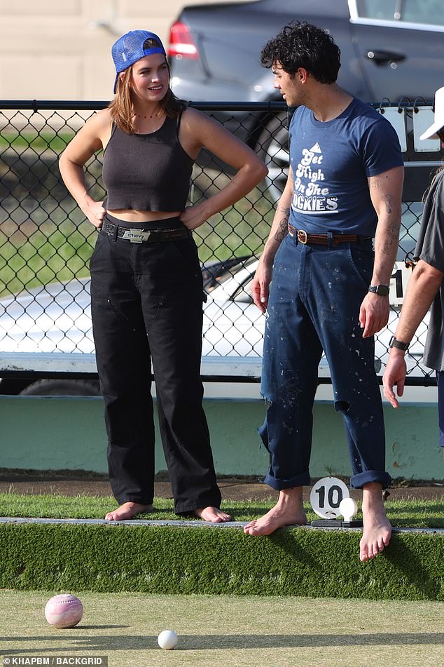 The 33-year-old defending champion showed off her curves in a crop top and matching loose black pants