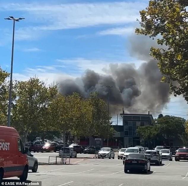 An out-of-control bushfire in Perth's south is threatening people at an ice rink and a theme park