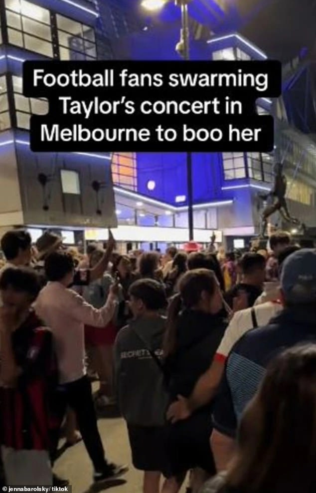 During her Saturday show, a crowd of football fans gathered outside the venue to express their disdain for Swift, with one female fan capturing the commotion in a video shared on TikTok.