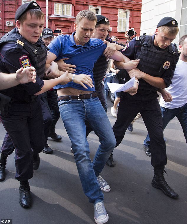 Agents arrest Alexei Navalny in Moscow in 2013