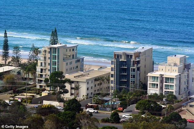 A construction worker fell 4.5 meters from a building site in Coolangatta (image)