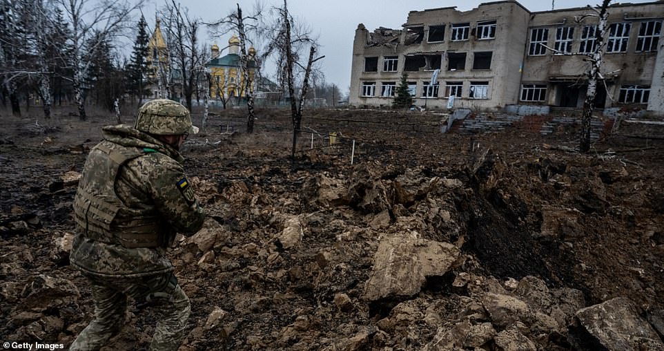 Democrats are looking for a new solution to force Ukraine's support to the House of Representatives and bypass Speaker Mike Johnson's hesitation.  Democratic leaders have quietly put in place the mechanisms that could advance a discharge request, which would force a vote on aid to Ukraine if a majority of lawmakers sign it.