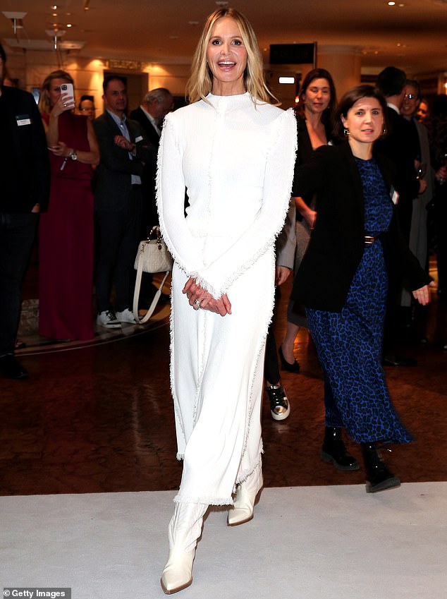 The model wore a white maxi dress with long sleeves, paired with fur fringes arranged in straight lines