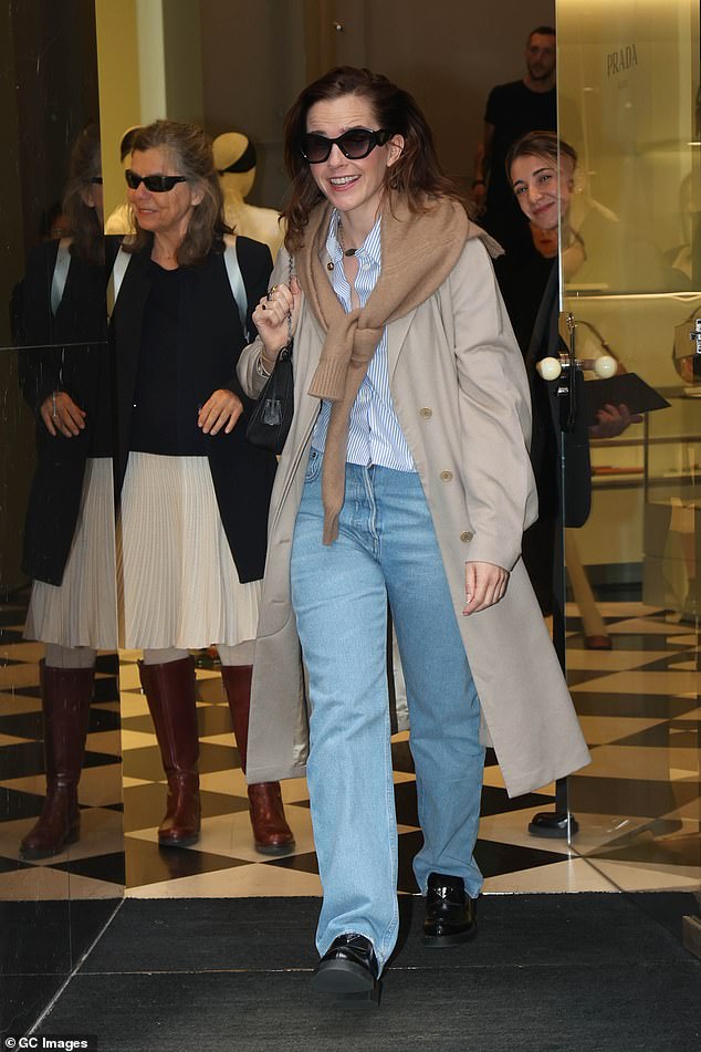 Emma completed her chic aesthetic with oversized sunglasses and the staple of the preppy look: a pair of black leather loafers