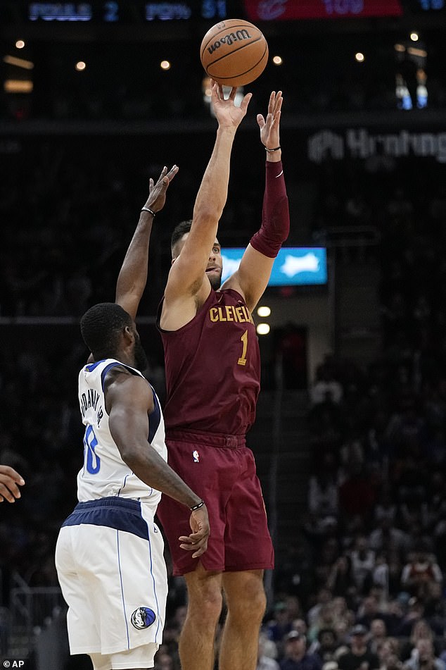 Max Strus (1) hit a game-winning shot from beyond half court to beat the Dallas Mavericks