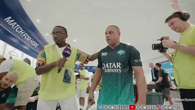 Roberto Carlos confronted IShowSpeed ​​at halftime during Friday's charity match